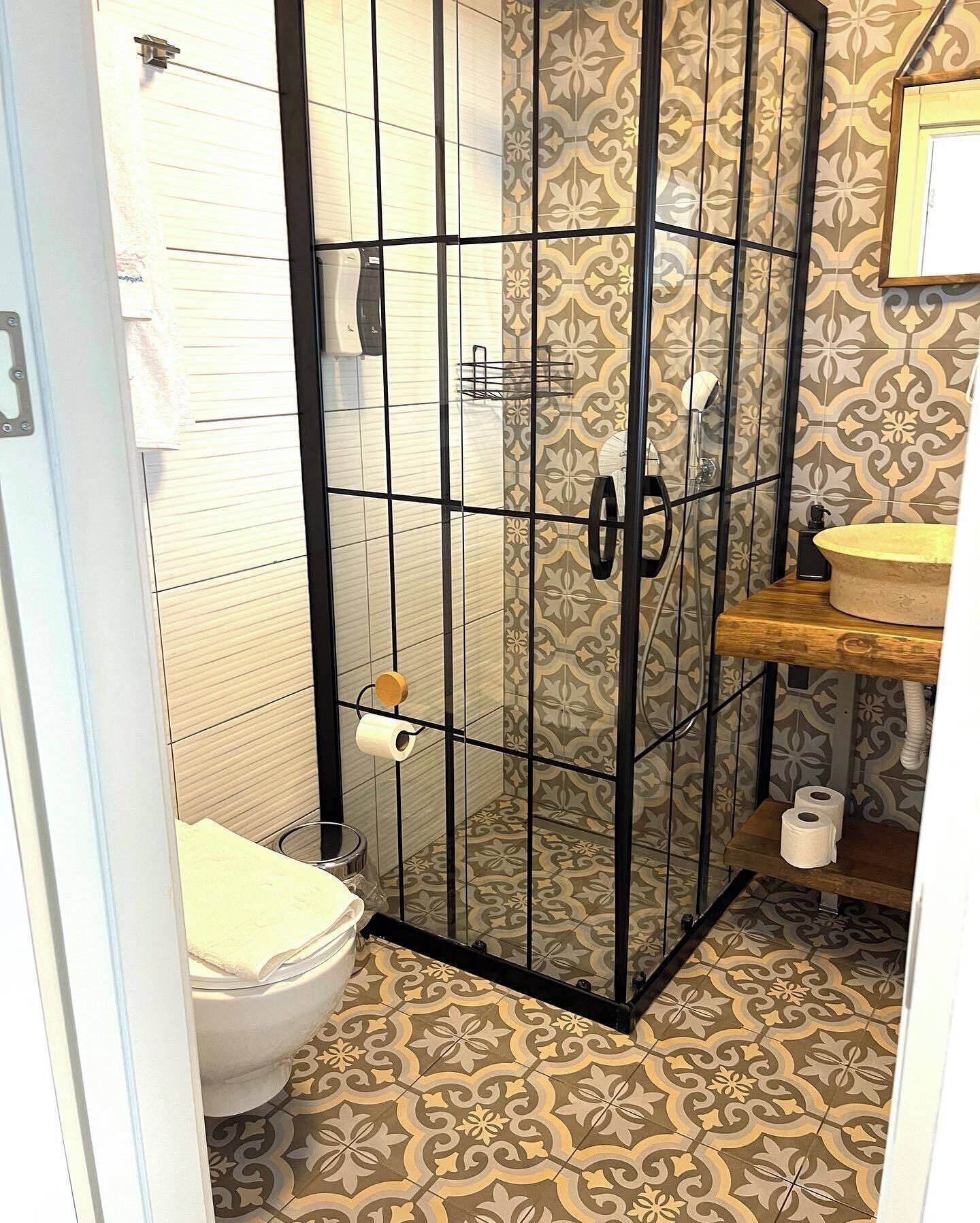 Secadora de cabello, toallas, jabón, papel de baño 