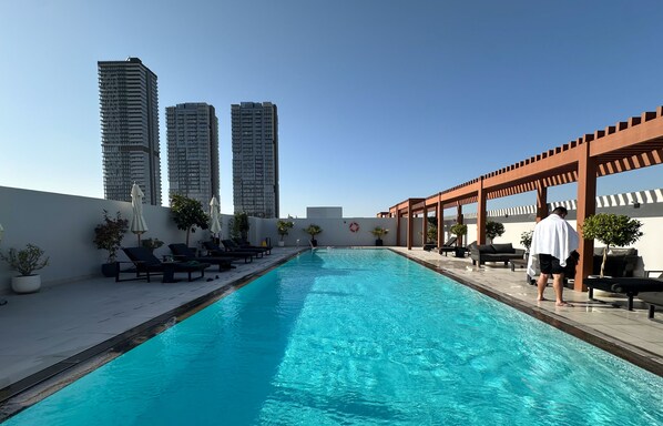 Una piscina al aire libre