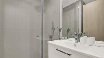 Luxe studio, uitzicht op de stad | Badkamer