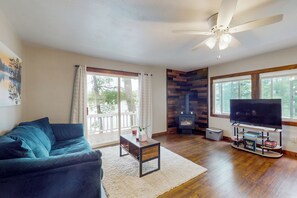 TV - Dock & Fire Pit: 'Lakeside Solitude' in Deerwood! (Deerwood)