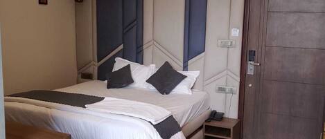 Desk, laptop workspace, free WiFi