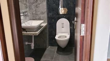 豪華雙人房 | 浴室 | 淋浴設備、免費盥洗用品、毛巾、肥皂