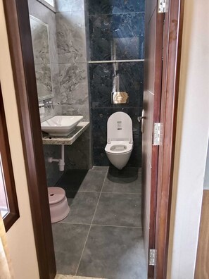 Deluxe Double Room | Bathroom | Shower, free toiletries, towels, soap - Hotel Sky Inn (Samrathpura Rural)