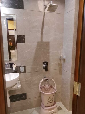 Deluxe Double Room | Bathroom - Hotel Sky Inn (Sikar)