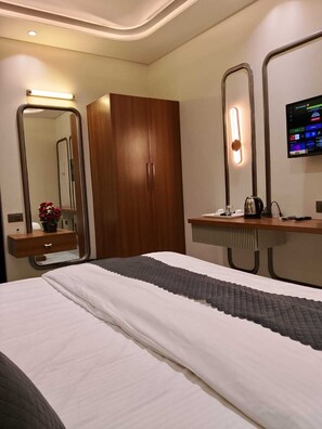 Deluxe Double Room | Desk, laptop workspace, free WiFi - Hotel Sky Inn (Samrathpura Rural)