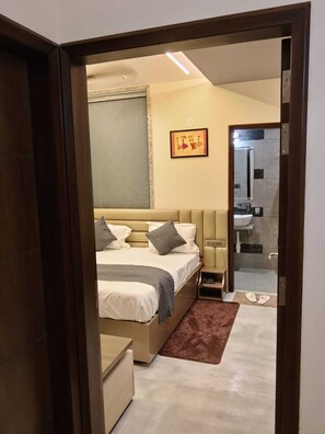 Desk, laptop workspace, free WiFi - Hotel Sky Inn (Samrathpura Rural)