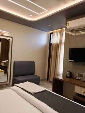 Deluxe Double Room - Hotel Sky Inn (Sikar)