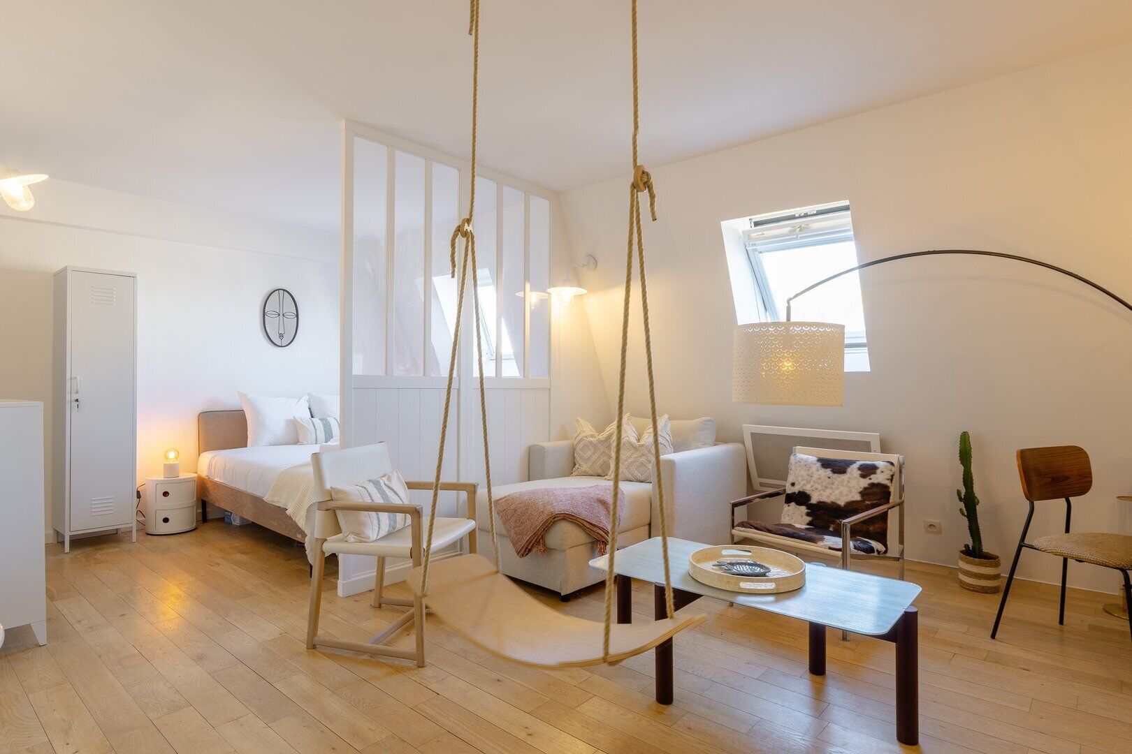 Desk, iron/ironing board, Internet, bed sheets