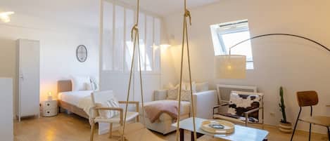 Desk, iron/ironing board, Internet, bed sheets