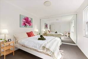 2 bedrooms, iron/ironing board, bed sheets - Coastal Walk Apt with Parking (Vaucluse)