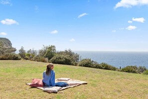 Property grounds - Coastal Walk Apt with Parking (Vaucluse)