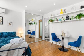 Iron/ironing board, WiFi, bed sheets - Chic Rose Bay Studio with Balcony (Rose Bay)