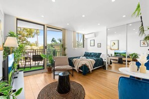 Iron/ironing board, WiFi, bed sheets - Chic Rose Bay Studio with Balcony (Rose Bay)