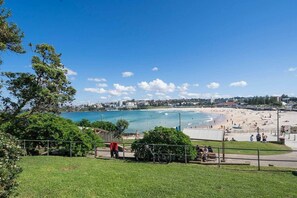 Beach - Beachfront Bondi Studio with Aircon (North Bondi)