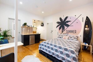 Iron/ironing board, WiFi, bed sheets - Beachfront Bondi Studio with Aircon (North Bondi)