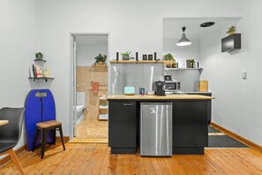 Fridge, microwave, stovetop, toaster - Beachfront Bondi Studio with Aircon (North Bondi)