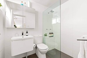 Hair dryer - Bright Bondi Flat, Steps to Beach (Bondi Beach)