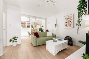 TV - Bright Bondi Flat, Steps to Beach (Bondi Beach)
