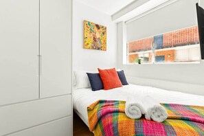 Tabla de planchar con plancha, wifi y ropa de cama 