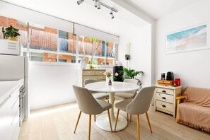 Dining - Bright Bondi Flat, Steps to Beach (Bondi Beach)