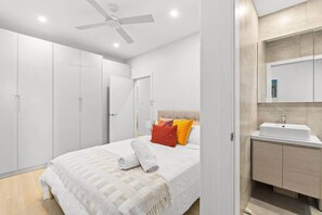 3 bedrooms, iron/ironing board, WiFi, bed sheets - Steps to Bondi Beach Parking AC (Bondi Beach)