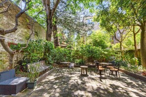 Outdoor dining - Modern Bondi Pad, Steps to Beach (Bondi Beach)