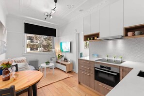 雪櫃、微波爐、焗爐、爐具