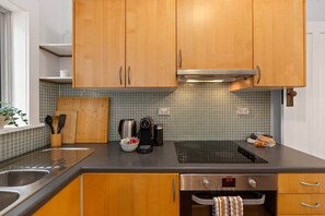 Fridge, microwave, oven, stovetop - Bright beach unit Bondi Lifestyle at Your Doorstep (Bondi Beach)