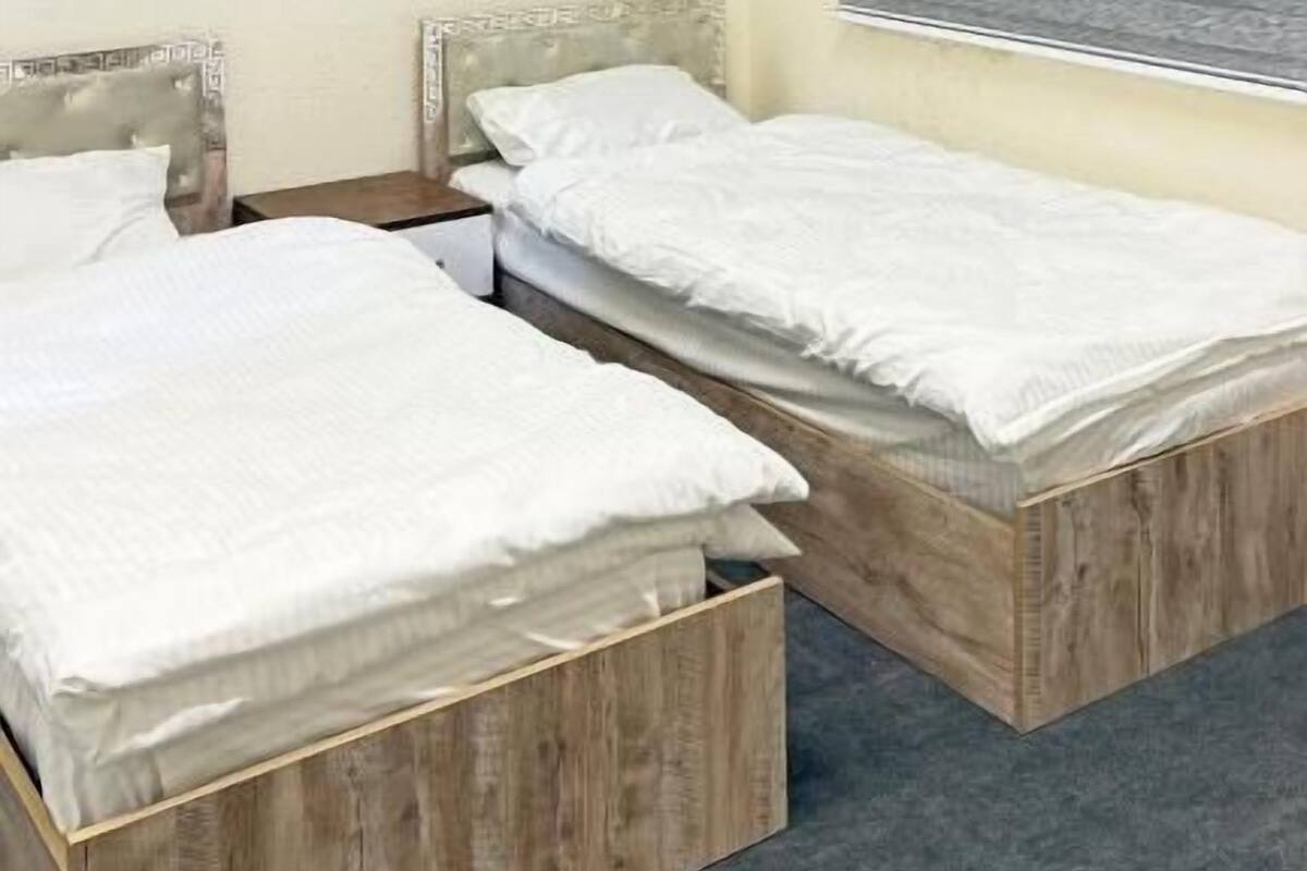Chambre avec lits jumeaux, balcon | Chambres insonorisées, fer et planche à repasser, Wi-Fi gratuit