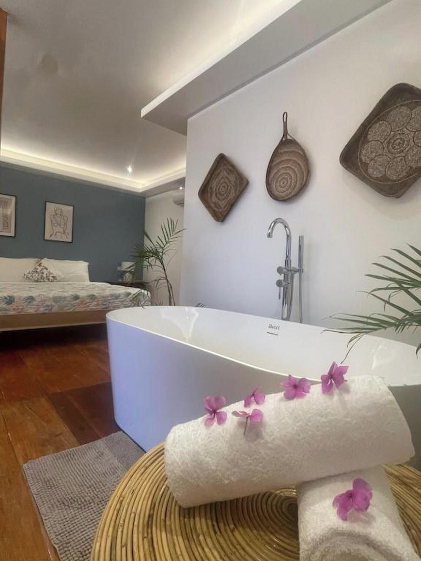 Room, 1 King Bed, Sea View | Bathroom | Towels, soap, shampoo, toilet paper
