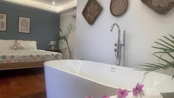 Room, 1 King Bed, Sea View | Bathroom | Towels, soap, shampoo, toilet paper