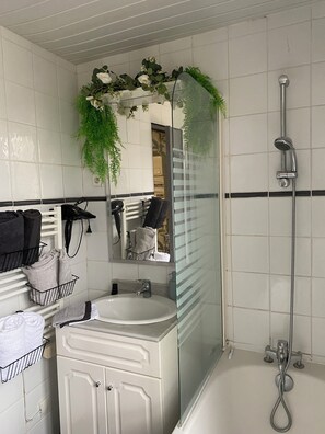 مجففات شعر، مناشف، صابون، ورق حمّام