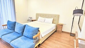 Ropa de cama de alta calidad, escritorio, wifi gratis y ropa de cama