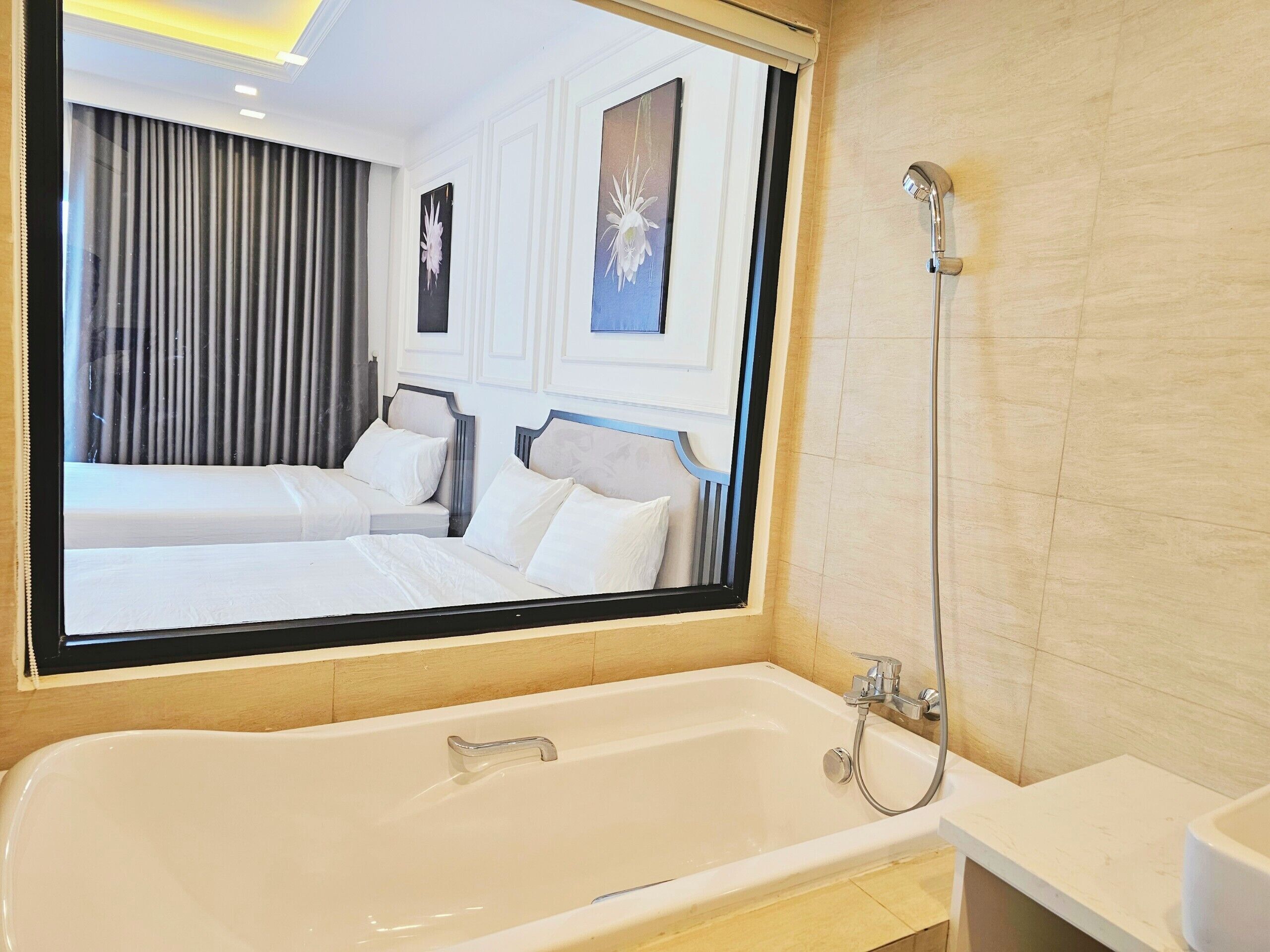 Ducha y bañera combinadas y artículos de higiene personal gratuitos