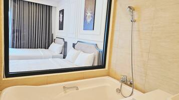 Ducha y bañera combinadas y artículos de higiene personal gratuitos