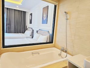 Ducha y bañera combinadas y artículos de higiene personal gratuitos