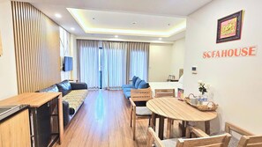 高級寢具、書桌、免費無線上網、床單