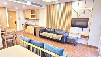 Sengetøy av topp kvalitet, skrivebord, wi-fi (inkludert) og sengetøy