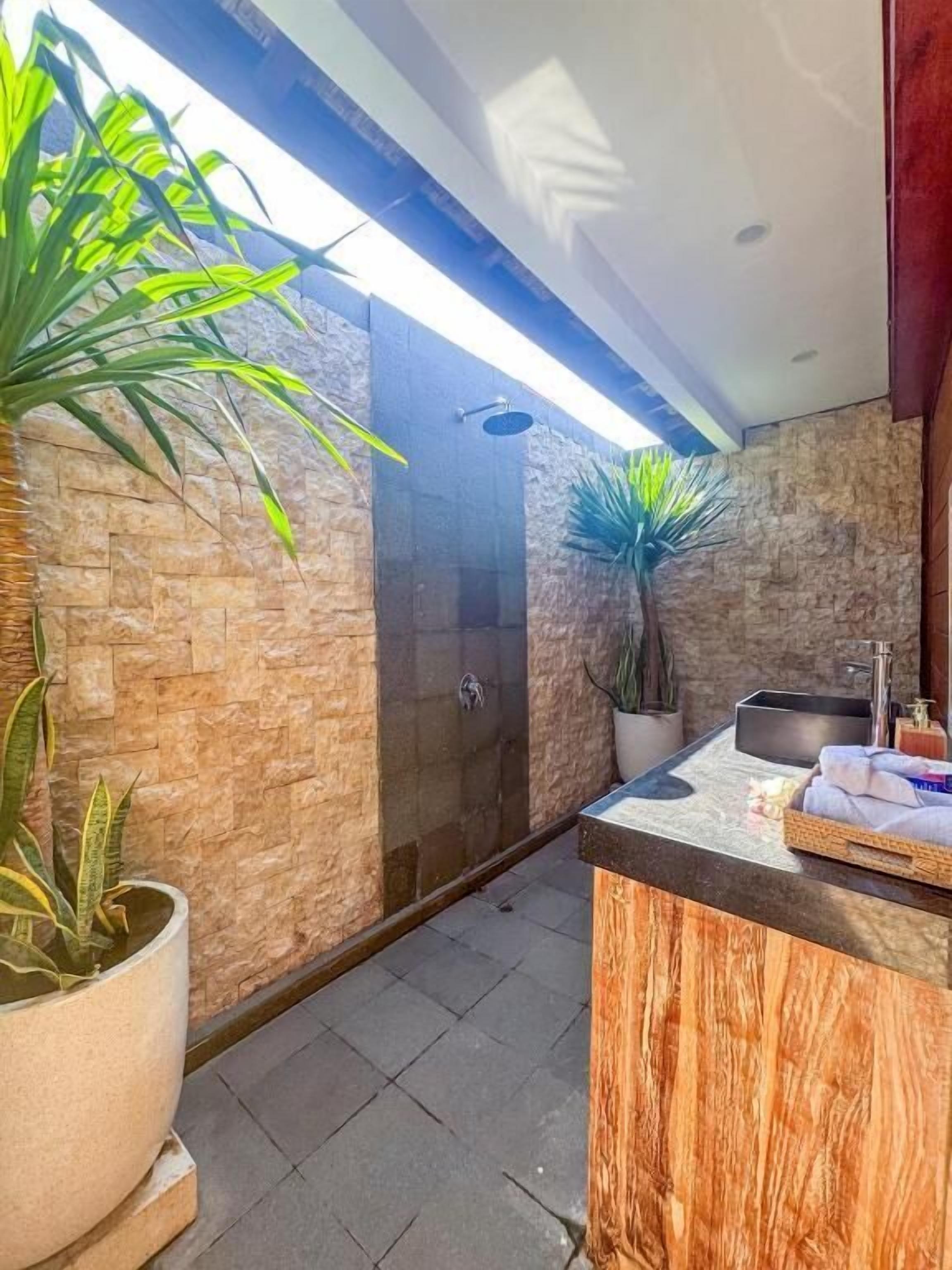 Deluxe Double Room, Courtyard View | Bathroom | Shower, hair dryer, towels, soap