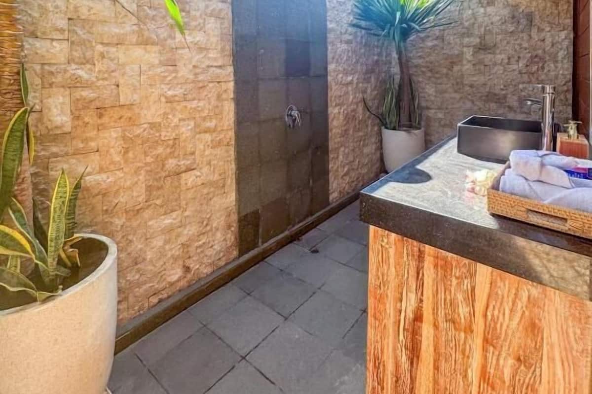 Deluxe Double Room, Courtyard View | Bathroom | Shower, hair dryer, towels, soap