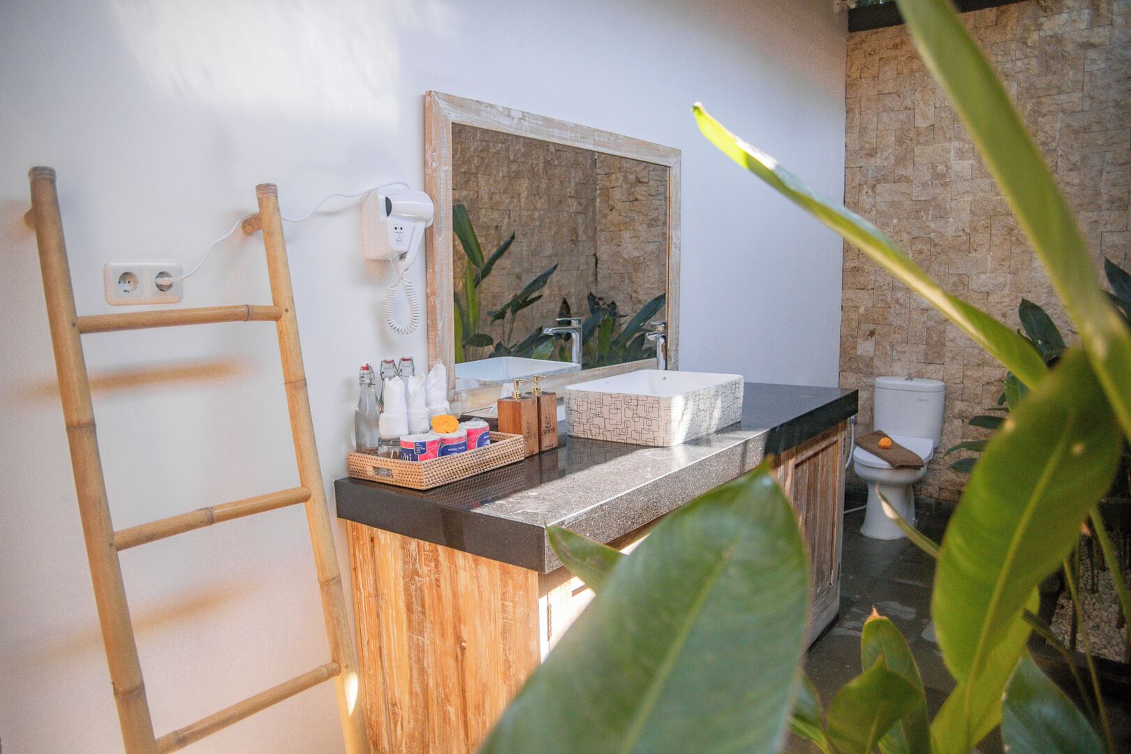 Kamar Triple Deluks, 1 Tempat Tidur King, Bebas Asap Rokok, pemandangan kolam renang | Kamar mandi | Shower, pengering rambut, handuk, dan sabun