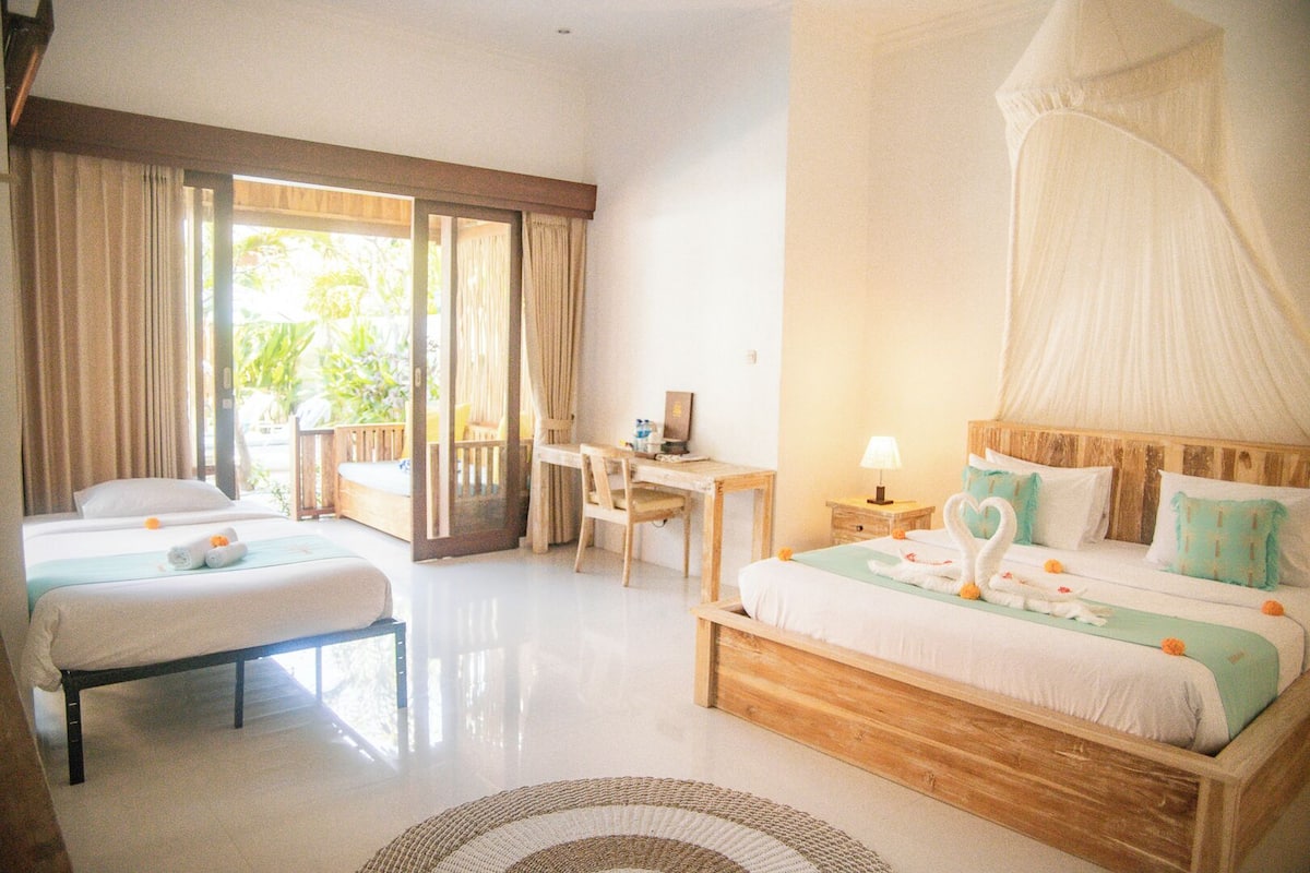 Deluxe-Dreibettzimmer, 1 King-Bett, Nichtraucher, Poolblick
