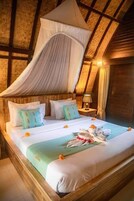 Superior Double Room, 1 King Bed, Non Smoking, Pool View | Minibar, in-room safe, free WiFi, bed sheets