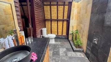 Superior-dobbeltværelse - udsigt til pool | Badeværelse | Bruser, hårtørrer, håndklæder, Sæbe