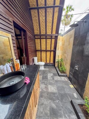 Superior Double Room, Pool View | Bathroom | Shower, hair dryer, towels, soap - Villa Tahid (Lombok Utara)