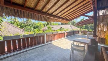 Deluxe-dobbeltværelse - udsigt til gårdsplads | Udendørs spisemuligheder