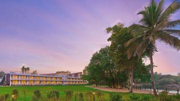 Whispering Brook | Desk, free WiFi, bed sheets