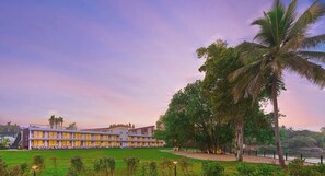 Whispering Brook | Escritorio, wifi gratis, ropa de cama