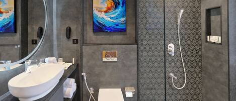Une salle de bain moderne avec un meuble-lavabo à deux vasques, des toilettes et une douche à l’italienne.