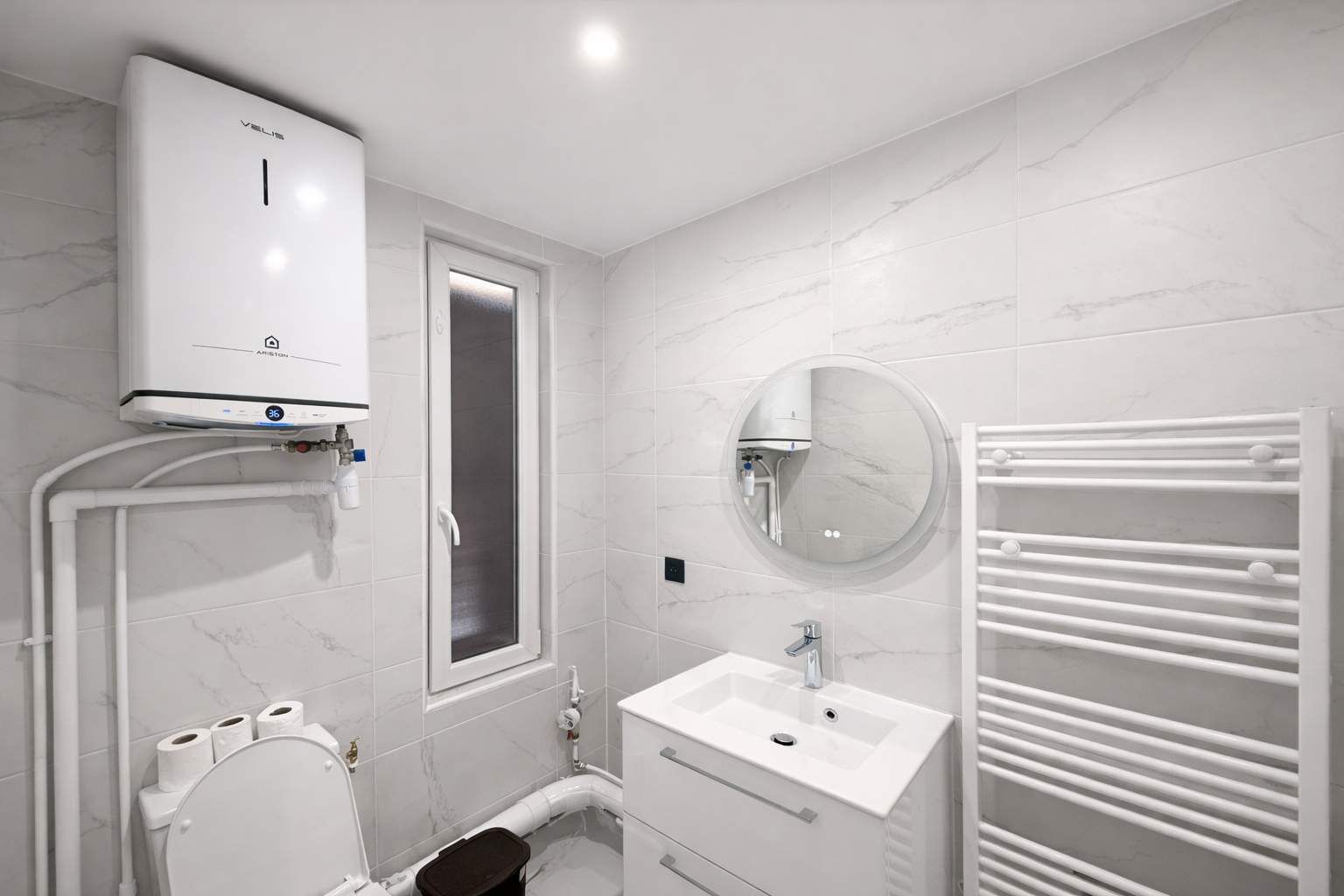 Een douche, een haardroger, handdoeken